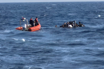 Yunanistan geri itti, Sahil Güvenlik kurtardı