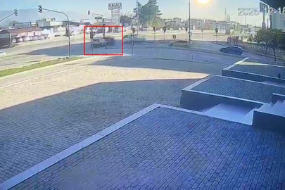 Bursa'da kırmızı ışık ihlali kazayı böyle getirdi : 2 kadın yaralı