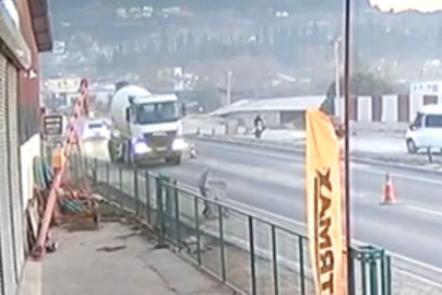 Feci kaza: Motosiklet ve sürücüsü minibüsün altında kaldı