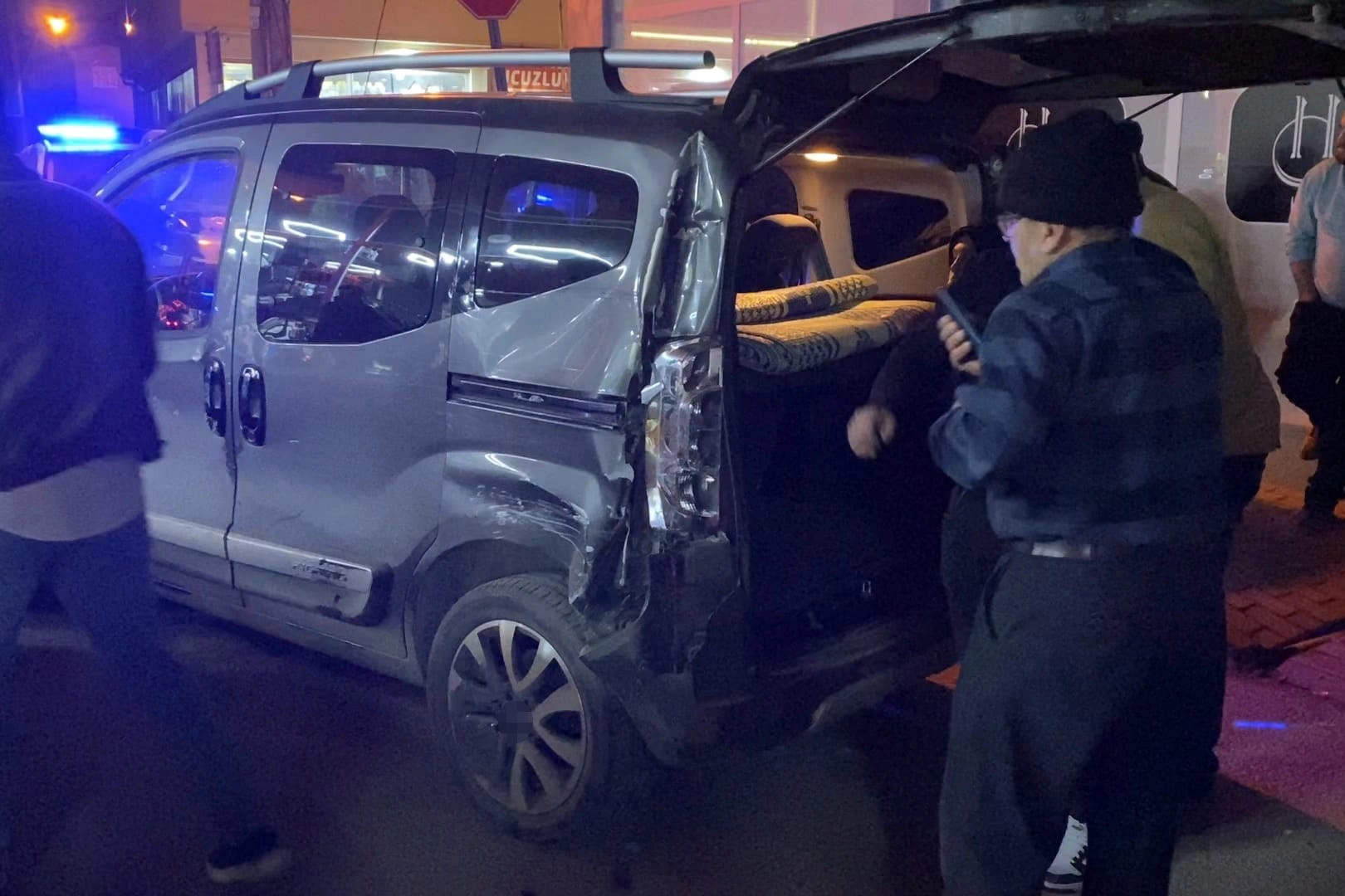 Kamyonet ile 3 araca çarptı, 2.49 promil alkollü olduğu tespit edildi