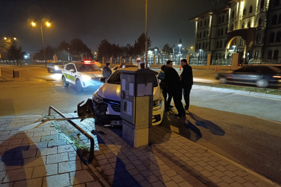 Kontrolü kaybedip trafik levhalarına çarptı: 1 yaralı