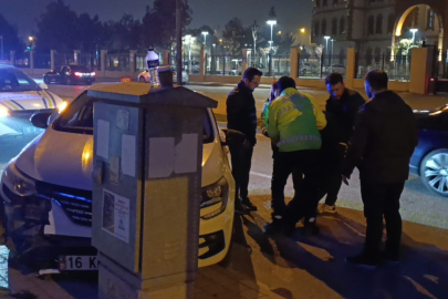 Bursa'da otomobil trafik levhalarına çarptı: 1 yaralı