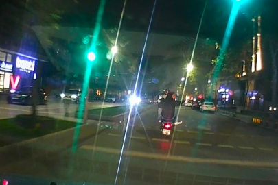 Motosikletli iki kişi ön tekeri havaya kaldırarak tehlikeye davetiye çıkardı