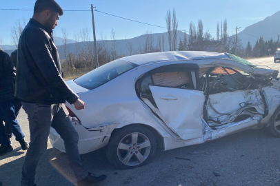 Bilecik'te otomobil-traktör çarpışması: 3 yaralı