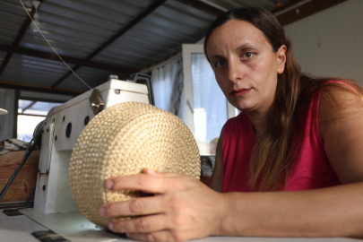 Gülhan Hüzmeli, kazandığı parayla engelli eşi ve 4 çocuğuna bakarak hayata tutunmaya çalışıyor