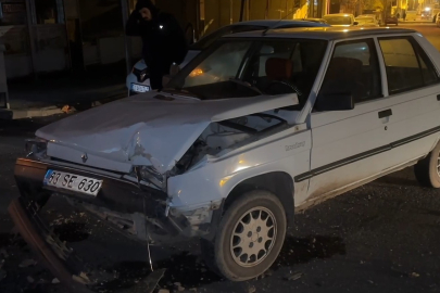 Kavşakta Kaza: İki Otomobil Çarpıştı