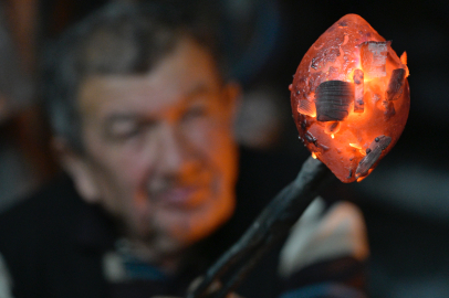 Asırlık mesleği 3. kuşakta oğlu ile birlikte yaşatmaya devam ediyor