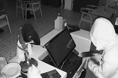 Aynı gün 3 ayrı işyerini soyan hırsızlar yakalandı