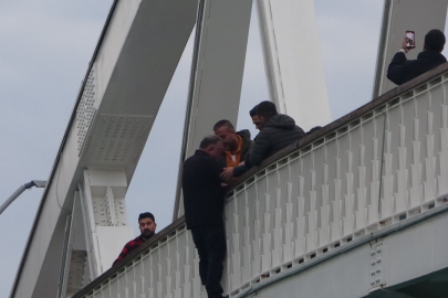 Boynunda ip, elinde bıçakla 5 yıl sonra yeniden köprüye çıktı, polis tarafından ikna edildi