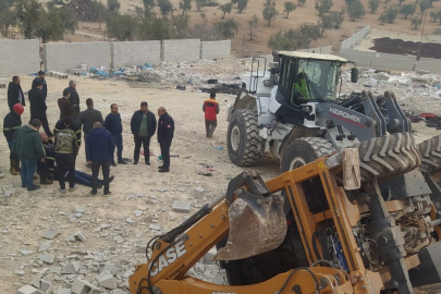 Yol çöktü, kepçe devrildi... Operatör ölümden döndü