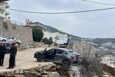 Araç Şarampolde Asılı Kaldı, Faciadan Dönüldü