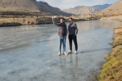Dondurucu soğuklar nedeniyle Zilan Çayı dondu