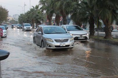 Adana'da su borusu patladı: Cadde ve sokaklar göle döndü!