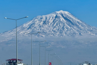 Türkiye’nin çatısı" olarak bilinen Ağrı Dağı, zirvesindeki beyaz örtüsüyle göz kamaştırıyor