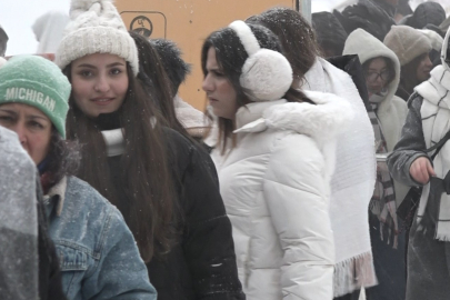 Günübirlik gelen vatandaşlar, karın keyfini çıkardı, telesiyejde kuyruklar oluştu