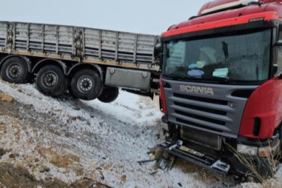 Briket Yüklü Tır Devrildi: Sürücü Ölümden Döndü