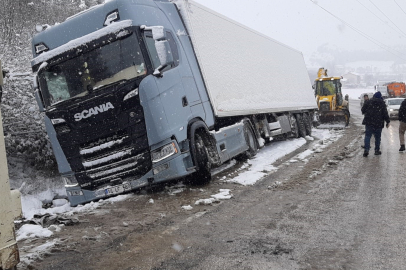 Karlı Yolda, Tır Kaza Yaptı