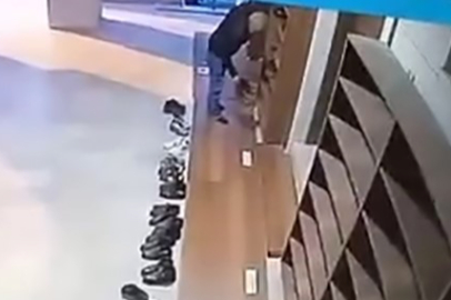 Camide ayakkabı çalan şahıs, kameralara yakalandı