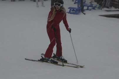Kar kalınlığı 25 santimetreye ulaştı, pistler günübirlikçilerle doldu taştı