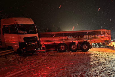 TEM'de 3 otomobil, 2 tır, 1 yolcu otobüsü ve 1 kamyonetin karıştığı kazada 2 kişi yaralandı