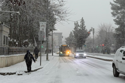 Diyarbakır'da etkili olan kar yağışı hayatı olumsuz etkiledi