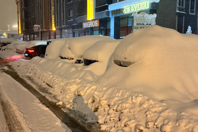 Kar yağışıyla, araçlar tamamen karla kaplanarak görünmez hale geldi
