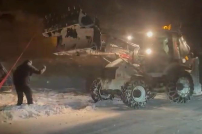 Kayseri'de 3 kişinin bulunduğu otomobil kara saplandı