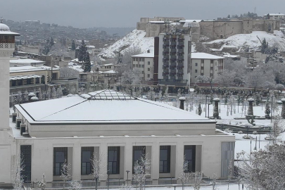 Gece saatlerinde etkili olan kar yağışı kenti beyaza bürüdü