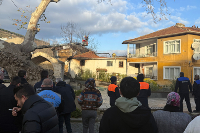 Tek katlı bir evde çıkan yangın kısa sürede tüm evi sardı