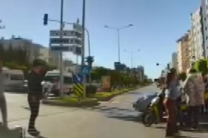 Kırmızı ışık ihlali yapan otomobil, motosikletli kuryeye çarptı