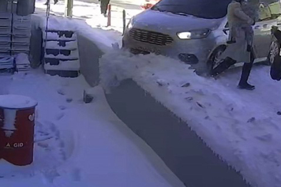 Kayan araç, yolda çocukla birlikte yürüyen iki kadına doğru savruldu