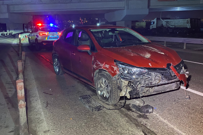 Bursa'da kontrolden çıkan otomobil karşı şeride geçti