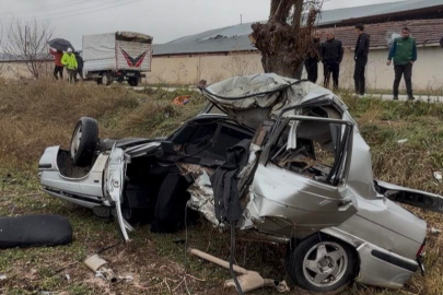 Ağaca çarpan otomobil ikiye bölündü; 1 ağır yaralı