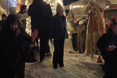 Yaşlı teyzenin dansı renkli görüntülere sahne oldu