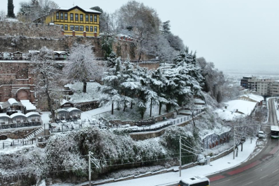 Bursa şehir merkezi karla güne uyandı