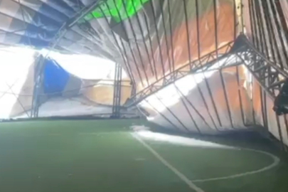 Halı sahanın çatısı biriken karın ağırlığına dayanamayarak çöktü