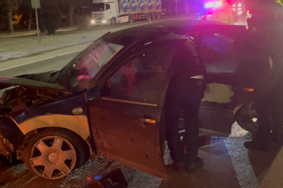 Ehliyetsiz sürücünün kullandığı otomobil, kontrolden çıkarak orta refüje çarptıktan sonra takla attı