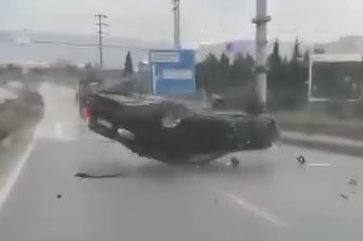 Yağışlı havada makas atarak ilerleyen otomobil kontrolden çıkarak takla attı