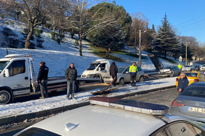 Bursa'da 3 aracın karıştığı kazada 4 kişi yaralandı