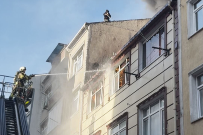 Alev alev yanan çatıyı söndürme çalışmaları dronla görüntülendi