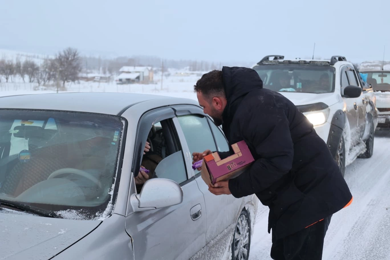 Bünyan Belediyesi kar mesaisindekilerin içini ısıttı