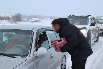 Bünyan Belediyesi kar mesaisindekilerin içini ısıttı
