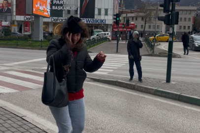 Bursa'da saatteki hızı 75 kilometreye ulaşan fırtına hayatı felç etti