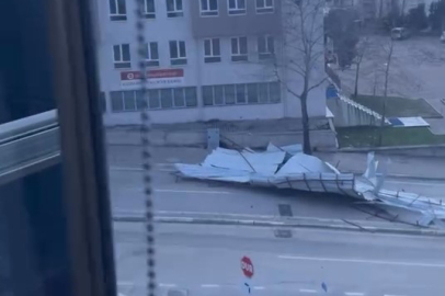 Bursa'da şiddetli rüzgar, bir caminin çatısını uçurdu