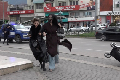 Şiddetli lodos, sokakta yürüyen vatandaşlara zor anlar yaşattı