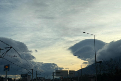 Bursa'nın gökyüzünü kaplayan sıra dışı bulutlar, görsel şölen oluşturdu