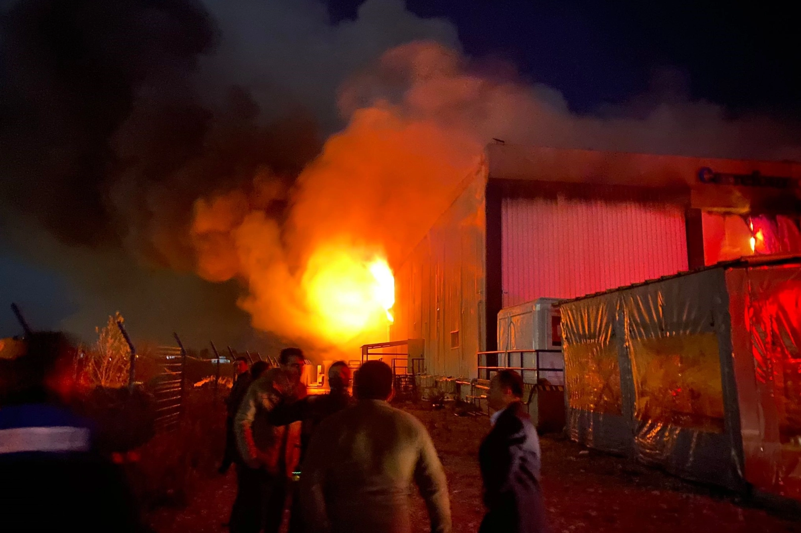 Market deposu alev alev yanıp küle döndü!