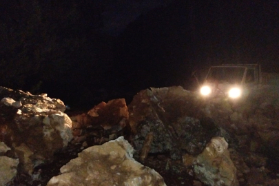 Sağanak yağış, dağ yolunda heyelana neden oldu