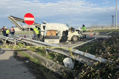 Hafif Ticari Araç Bariyerlere Ok Gibi Saplandı: 2 Ölü