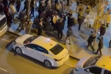 Tarafların güçlükle ayrıldığı kavga anı kamerada